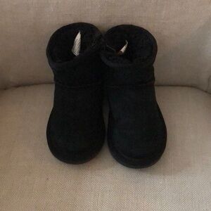 Black Uggs by Koolaburra - size 8